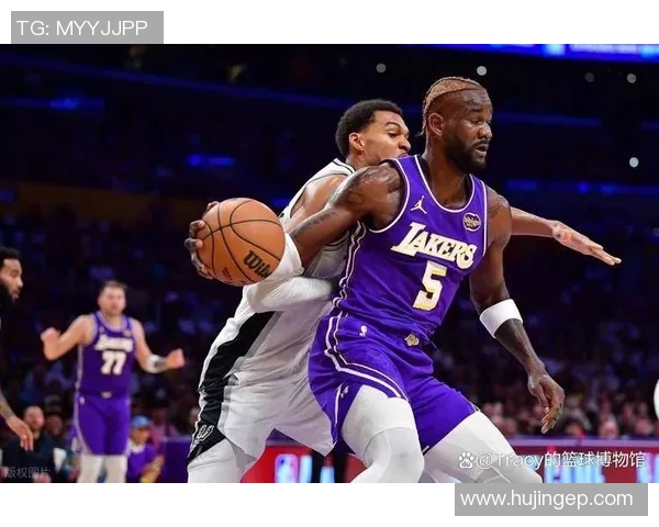 詹姆斯暴怒对峙裁判，艾顿内线强硬表现不惧文班亚马防守对抗，东契奇35分9篮板13助攻准三双数据闪耀全场